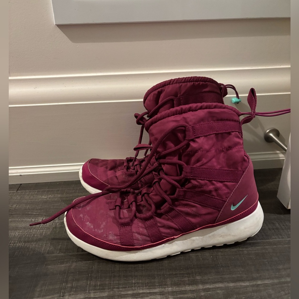 NIKE BOOTS